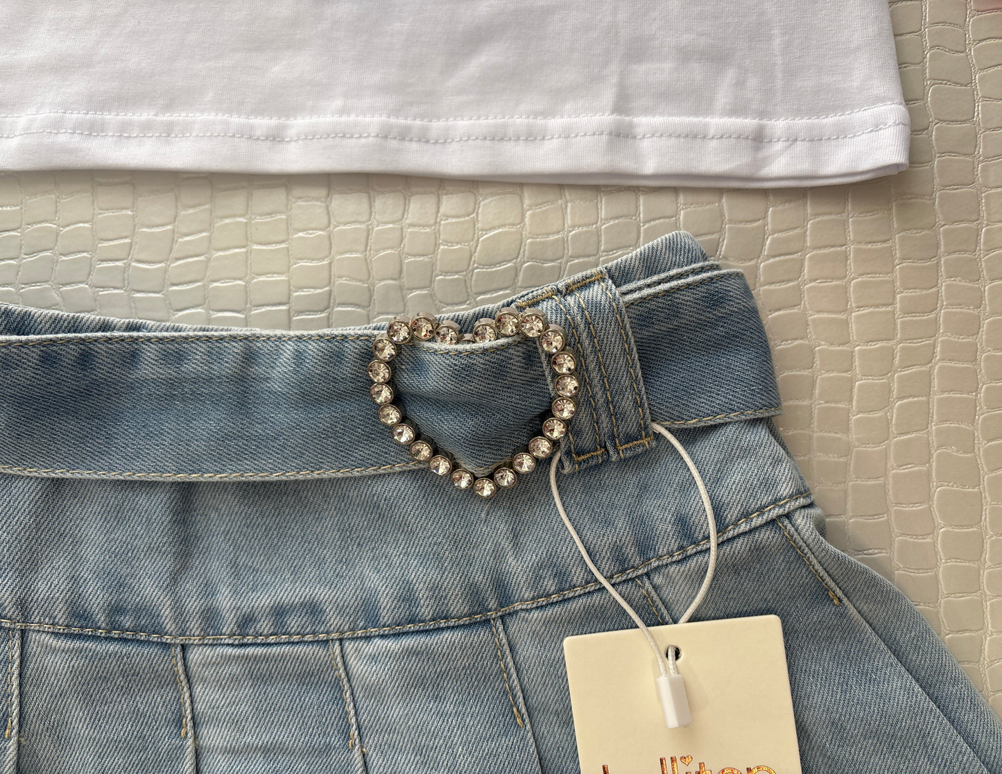 Completo Bambina Trendy: T-shirt Crop con Ricamo e Gonna a Pieghe in Denim