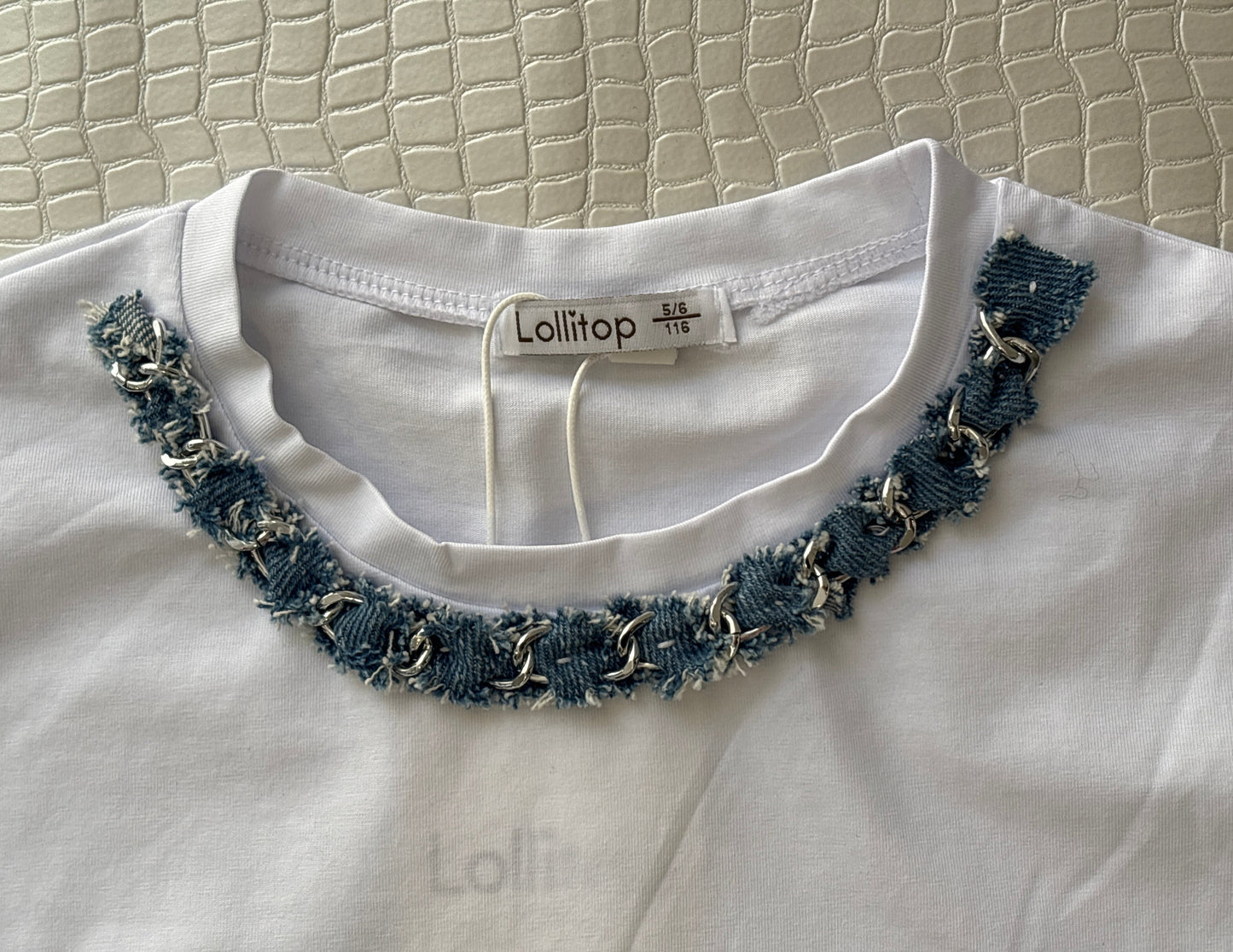 Completo Bambina Trendy: T-shirt Crop con Ricamo e Gonna a Pieghe in Denim