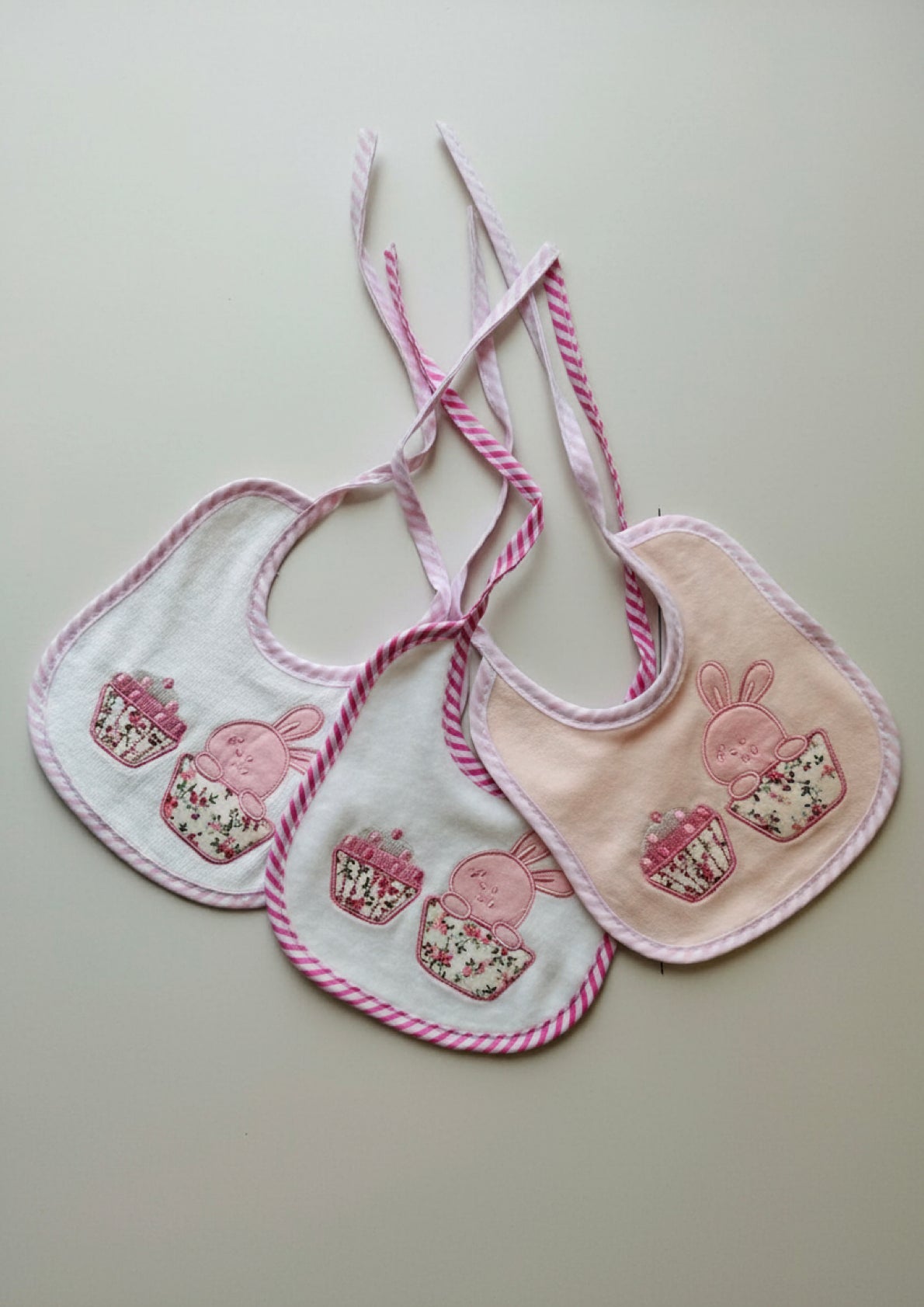 Bavaglino neonata in ciniglia ricamata TENERI BEBE'