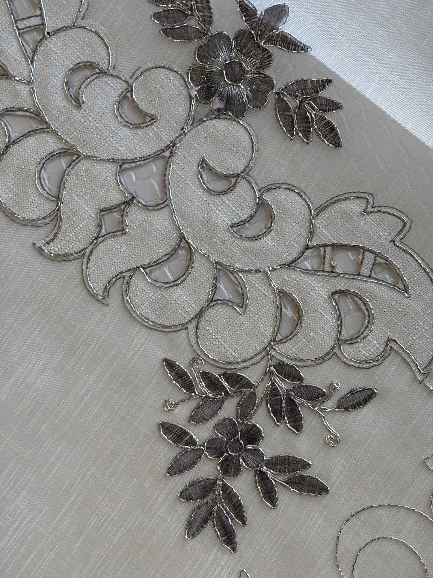 Striscia decorativa in organza ricamata floreale