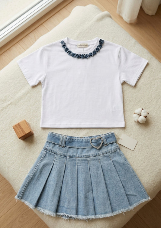 Completo Bambina Trendy: T-shirt Crop con Ricamo e Gonna a Pieghe in Denim